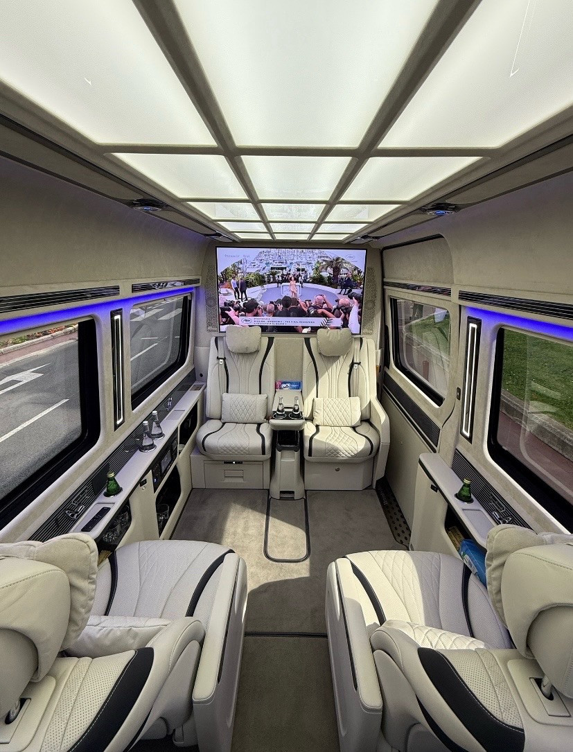 Mercedes-Benz so 2024 - Photo 2