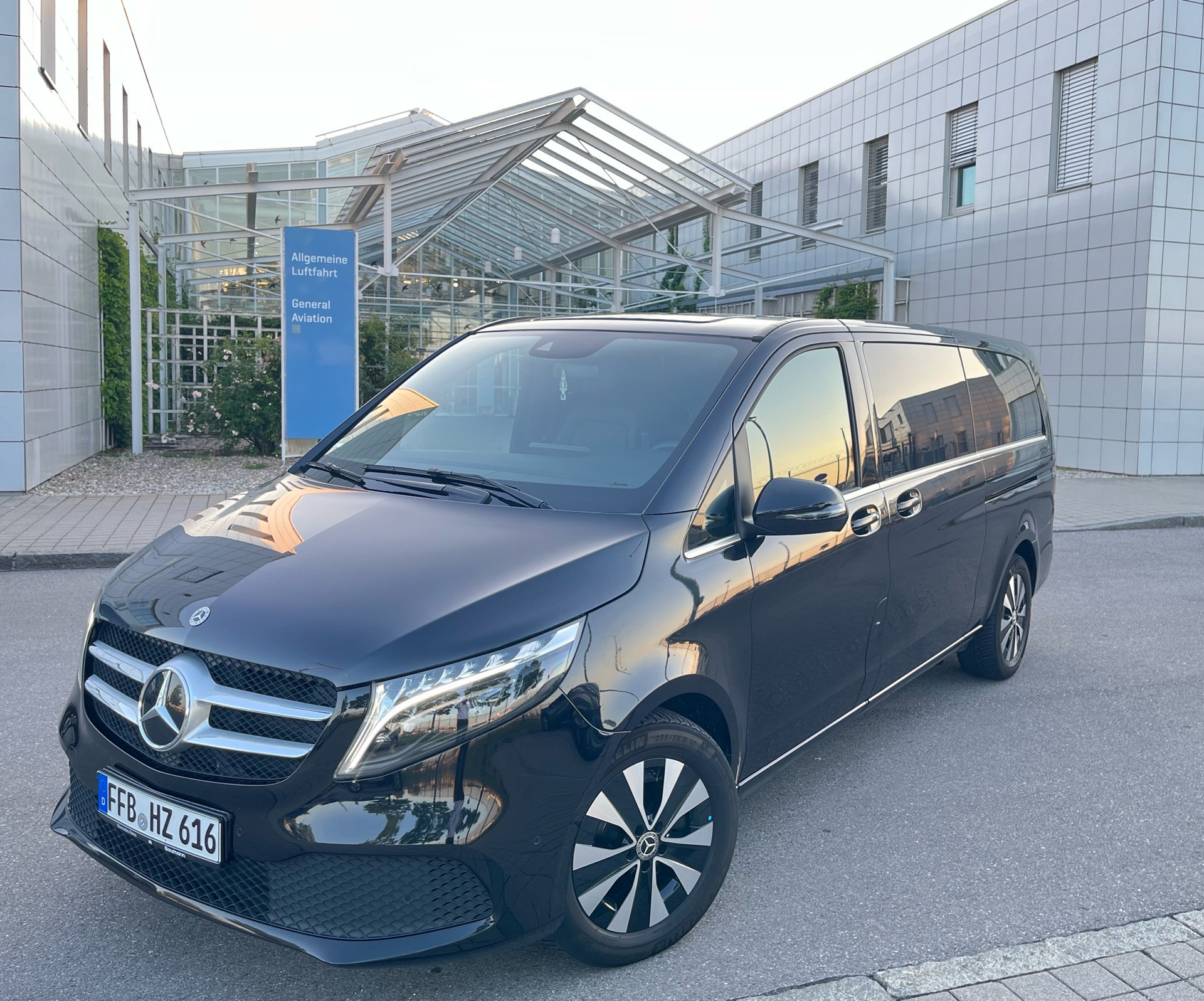 Mercedes-Benz V Class V300 4 Matic extralong 2023 - Photo 3