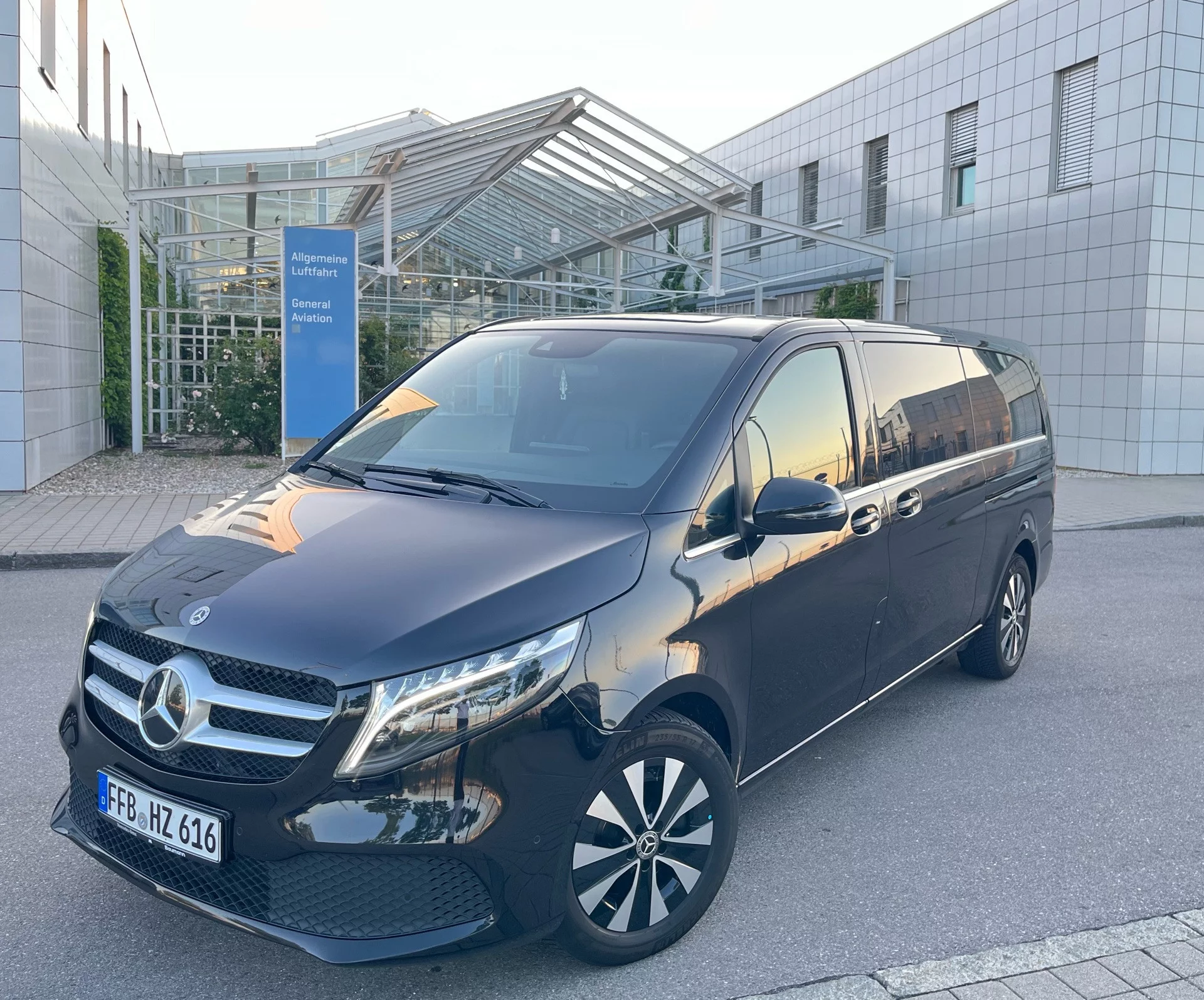 Mercedes-Benz V Class V300 4 Matic extralong 2023 - Photo 3