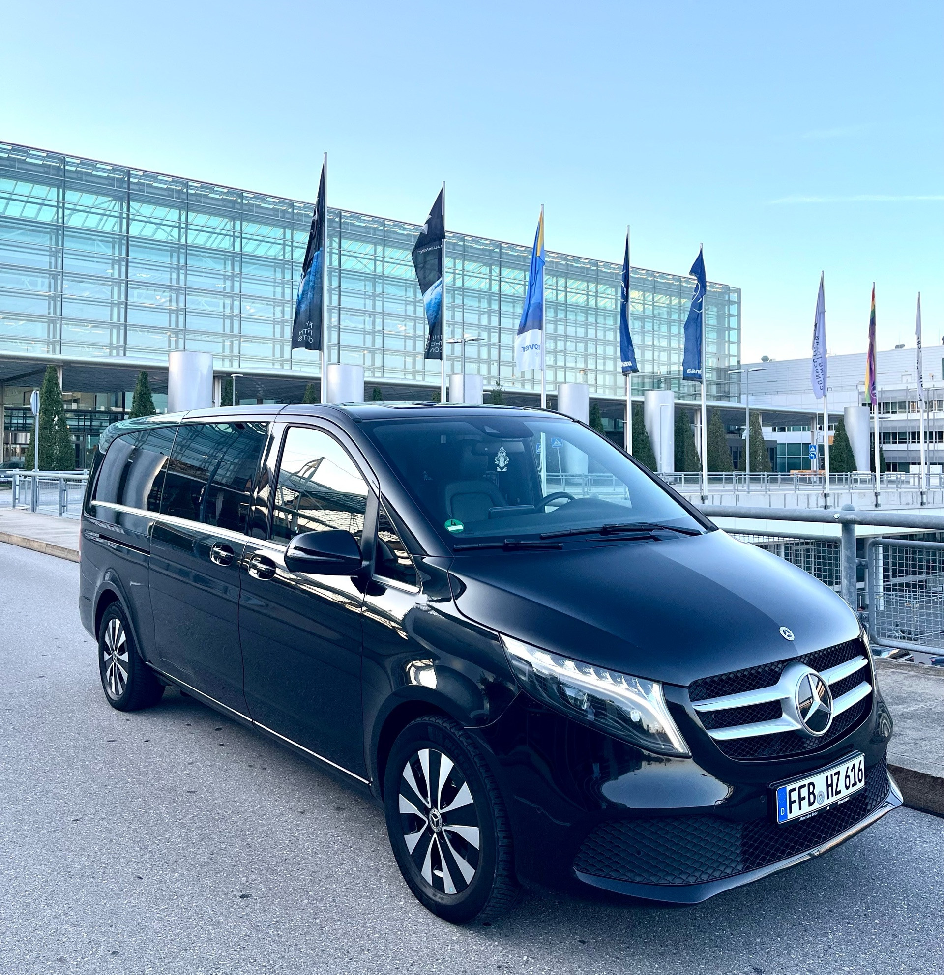 Mercedes-Benz V Class V300 4 Matic extralong 2023 - Photo 2
