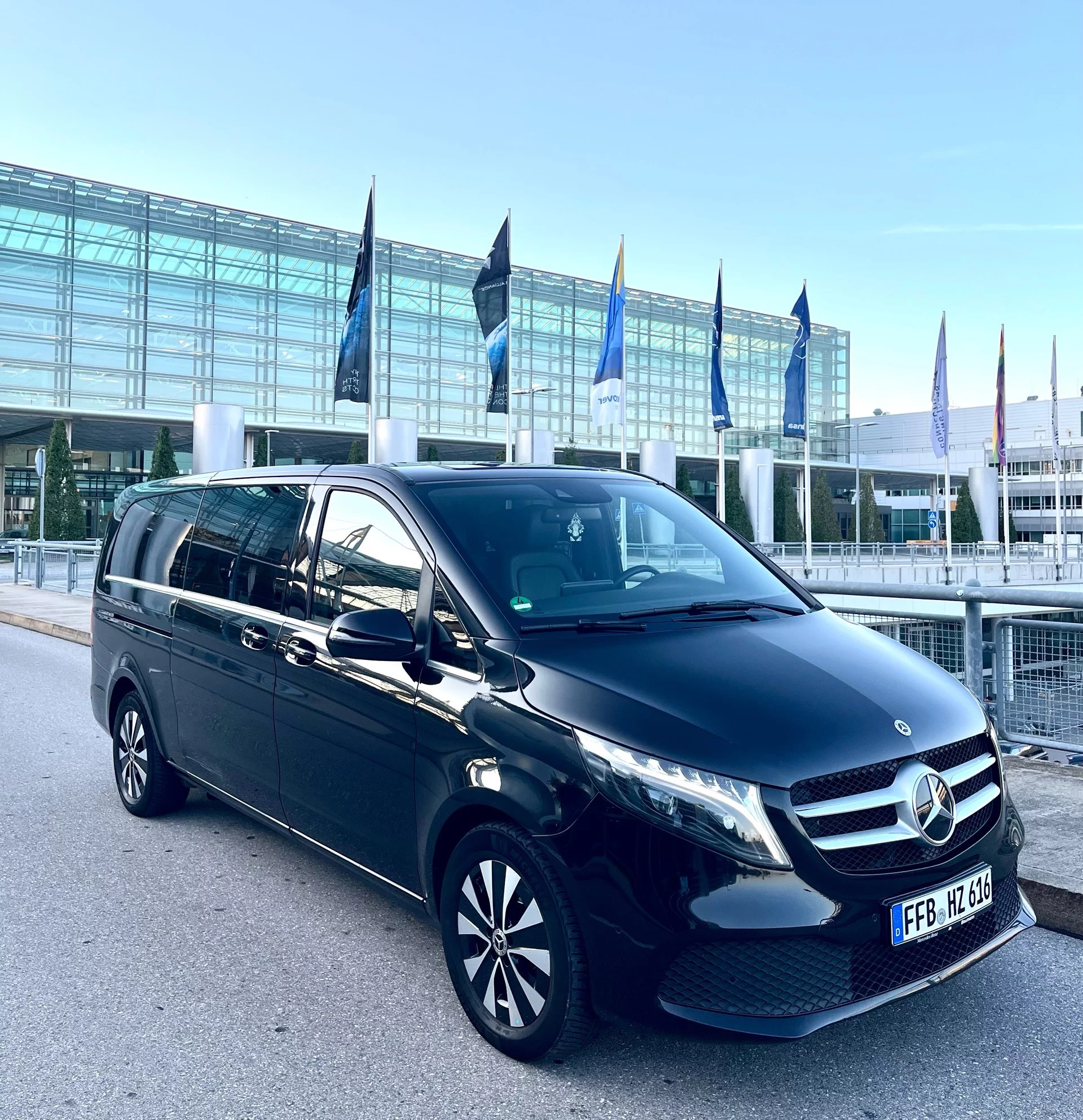 Mercedes-Benz V Class V300 4 Matic extralong 2023 - Photo 2
