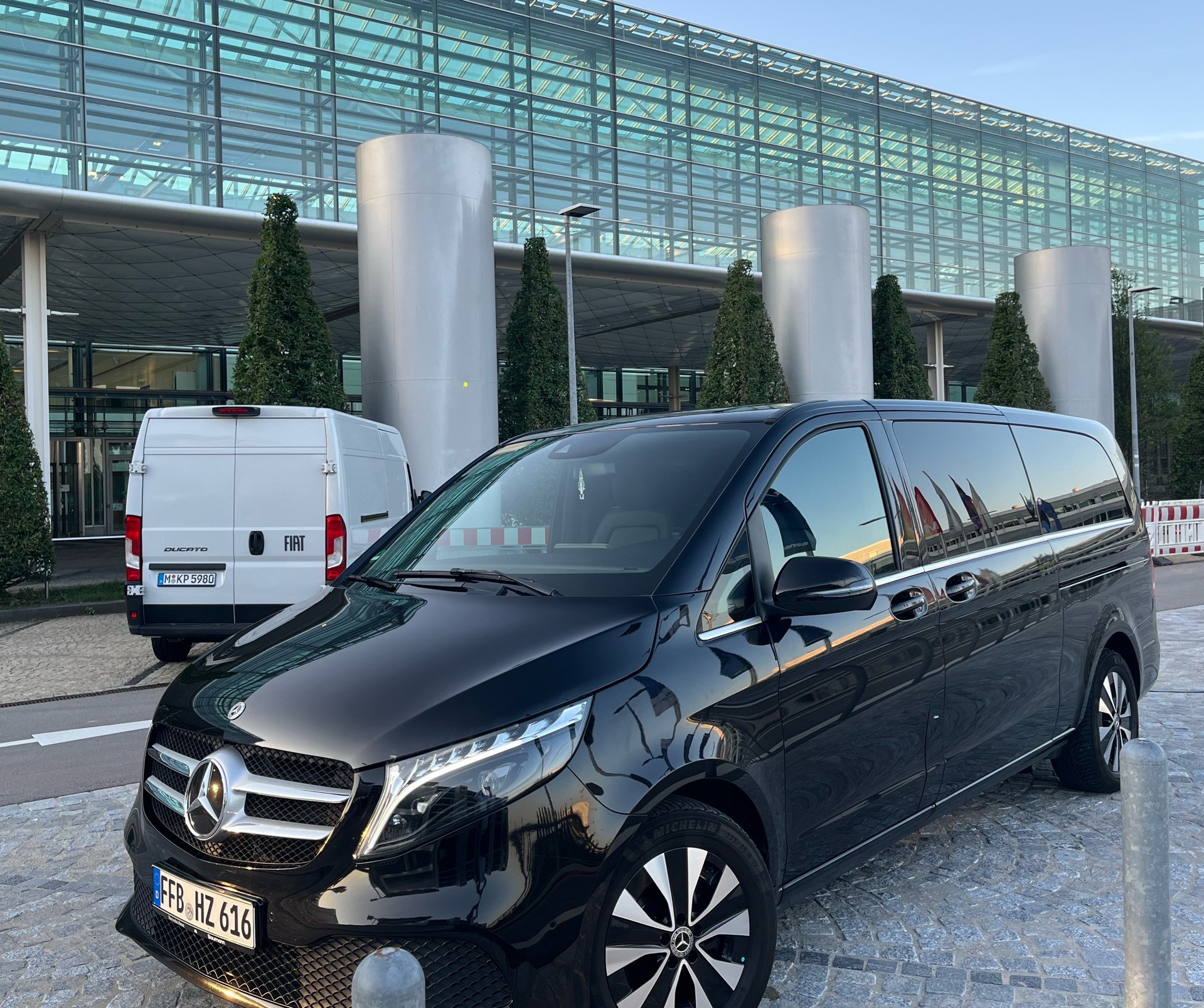 Mercedes-Benz V Class V300 4 Matic extralong 2023 - Photo 4