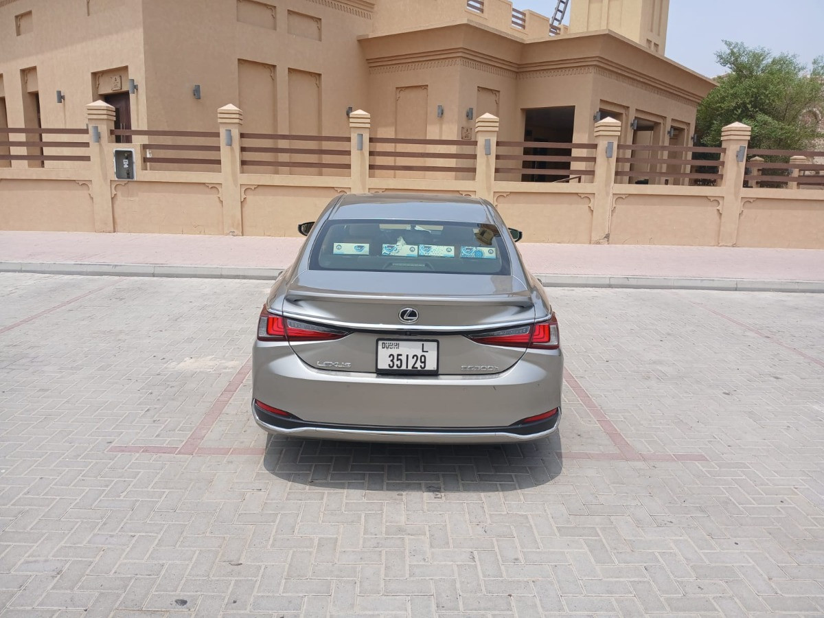 Lexus ES 300H 2023 - Photo 2