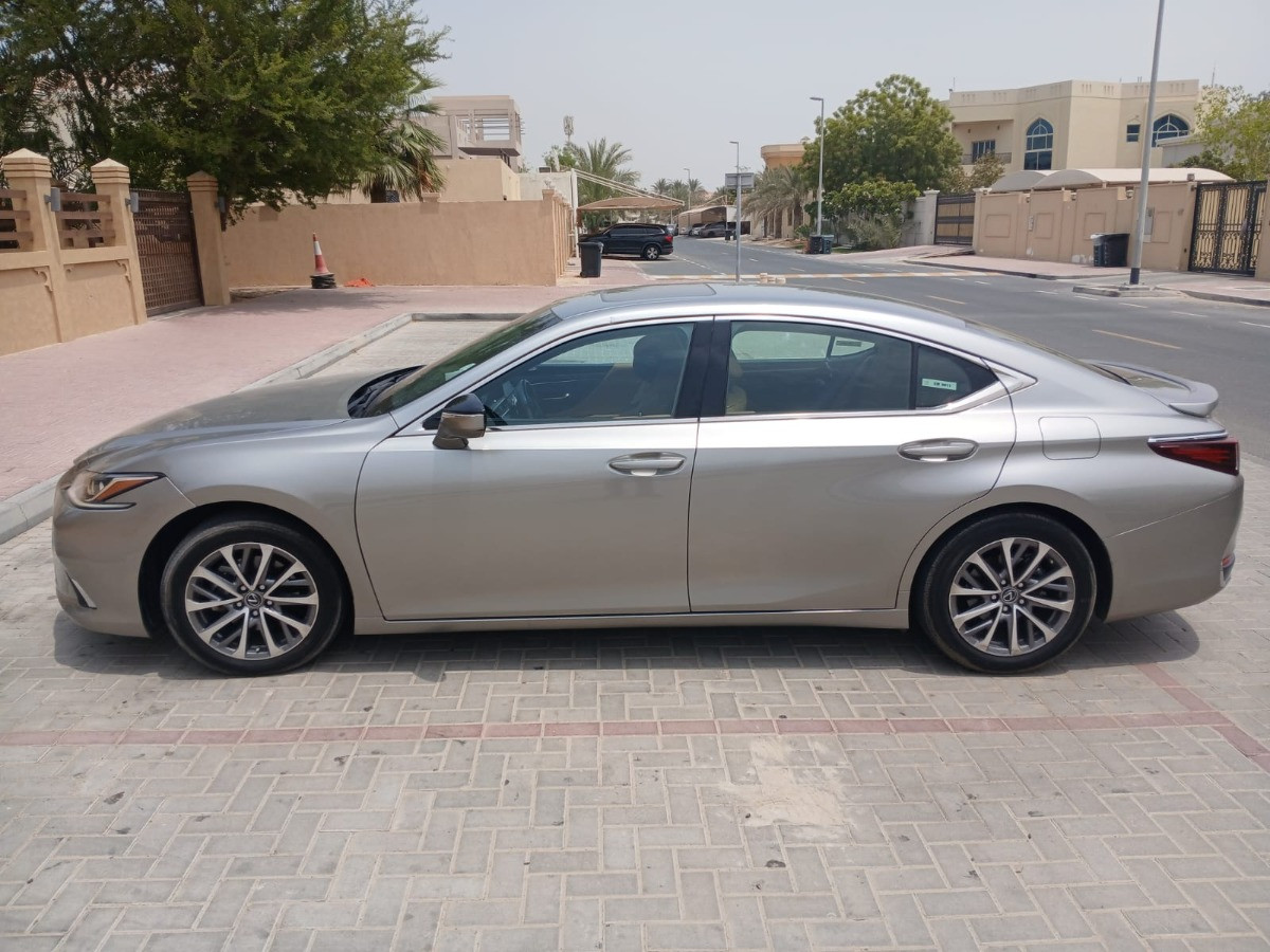 Lexus ES 300H 2023 - Photo 3