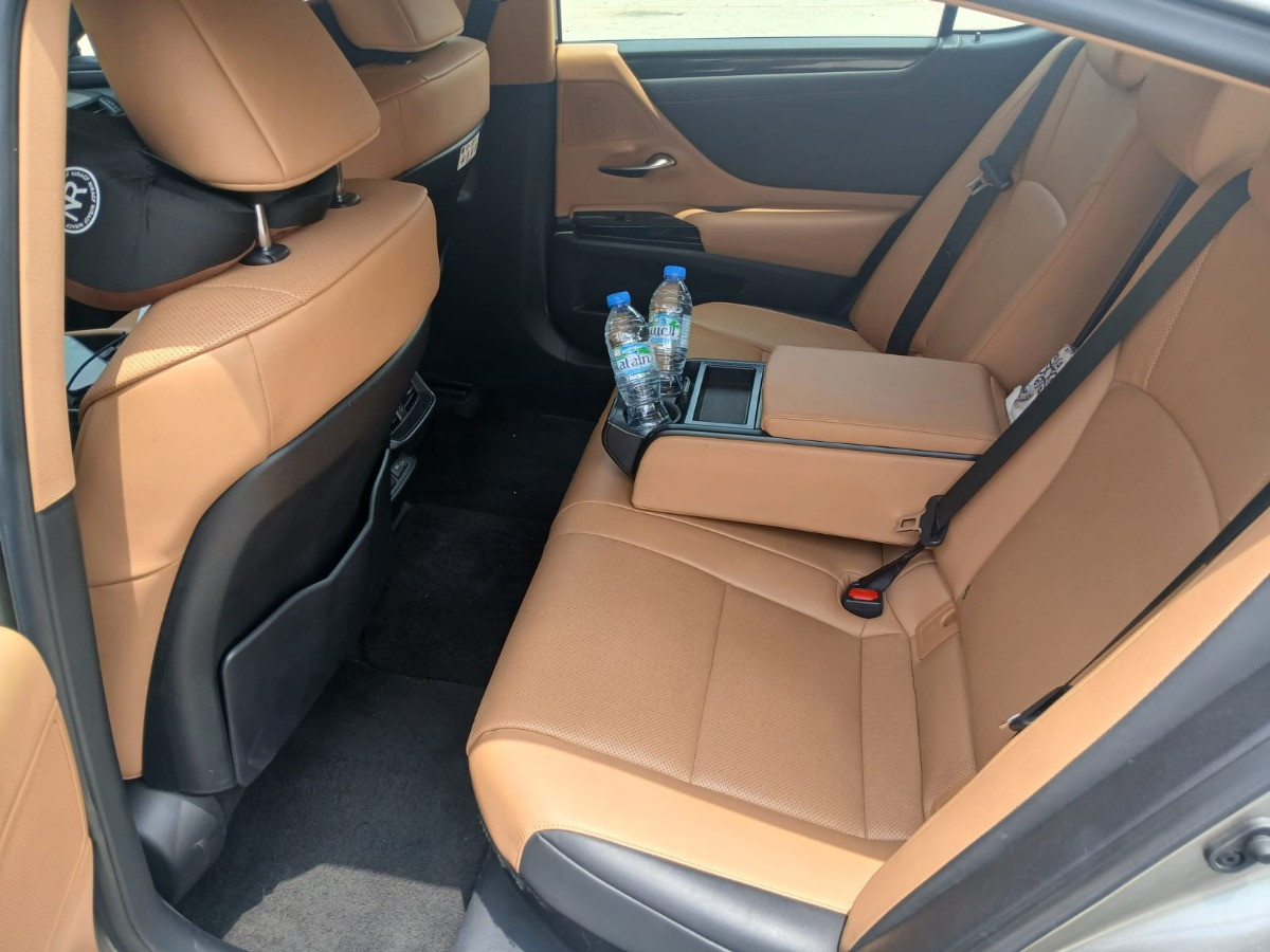 Lexus ES 300H 2023 - Photo 4