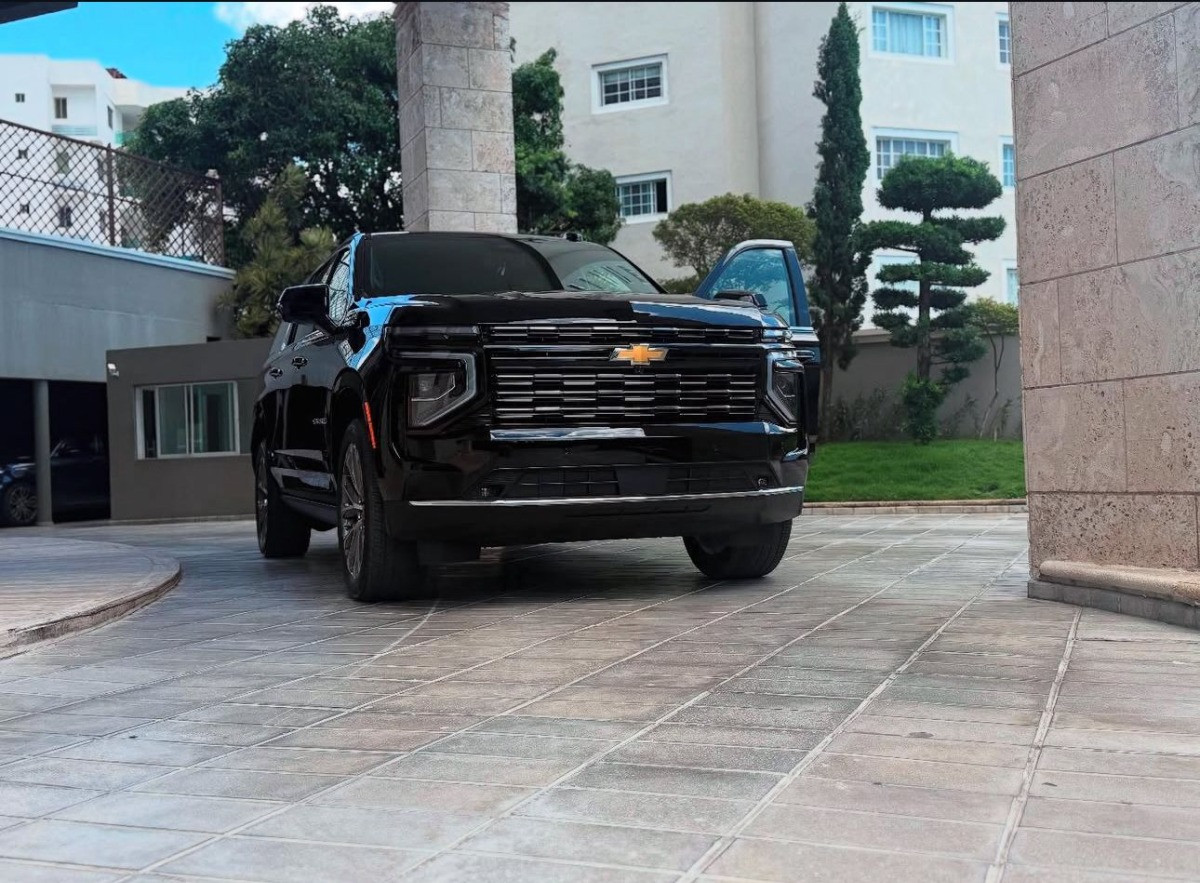 Chevrolet  Suburban 2023 - Photo 2