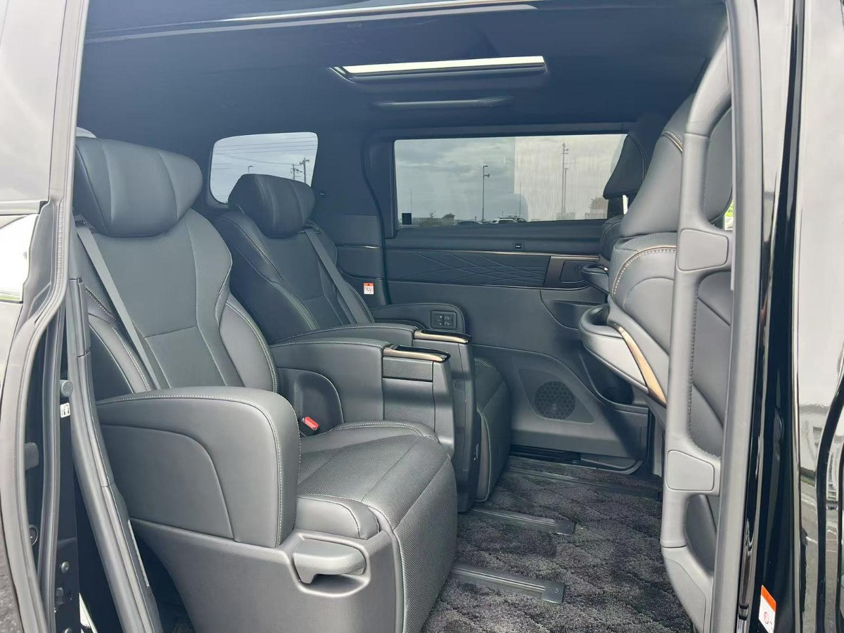 Toyota Alphard 2024 - Photo 4